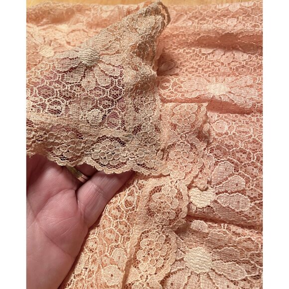 Vintage 1970s peignoir, peach daisies robe, sheer delicate knit - Picture 9 of 10
